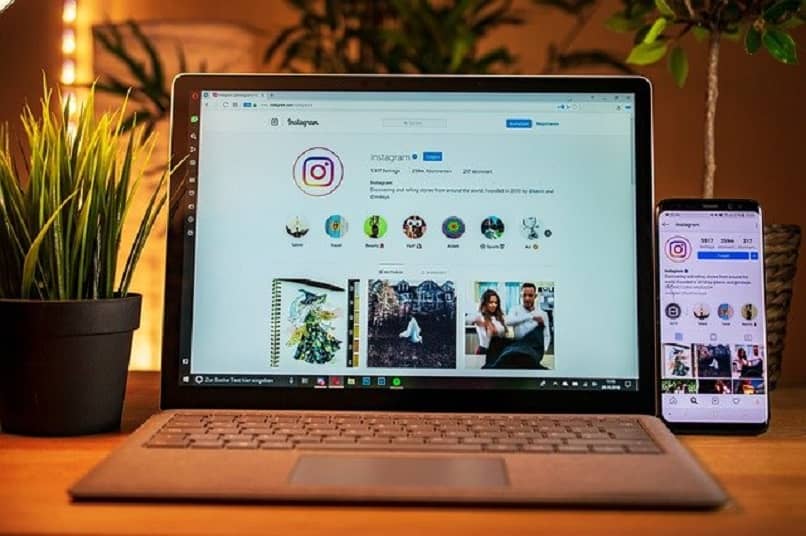 laptop y telefono usando instagram